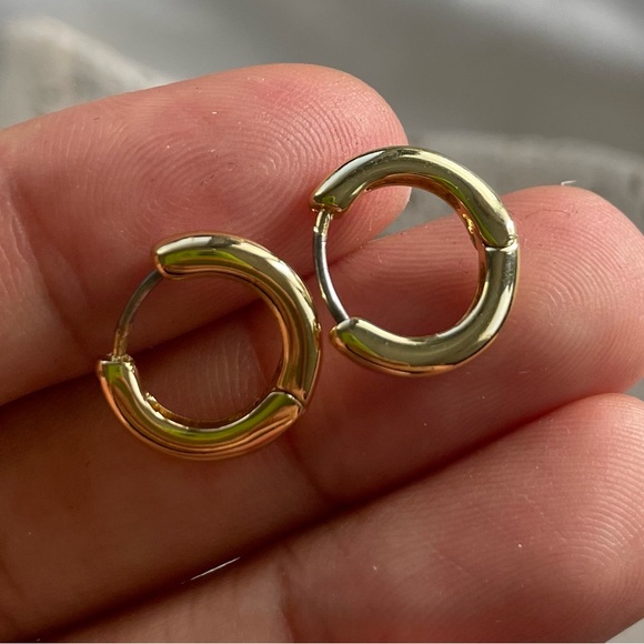 Chic Gold Hoop and Stud Earrings Set - Picture 4 of 5